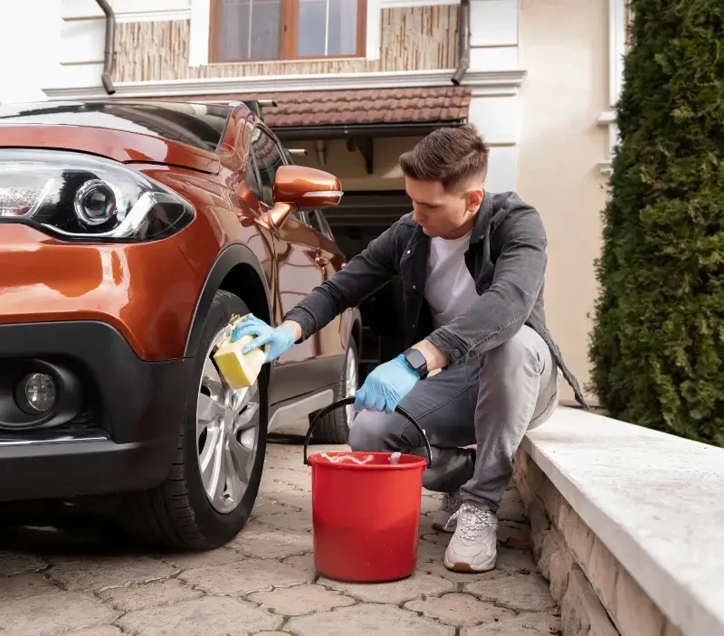 Lavage auto à domicile Saint-Aubin-sur-Gaillon : professionnel intervenant sur un véhicule
